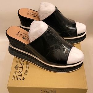 L'ARTISTE slide in wedge sandal black patent leather.